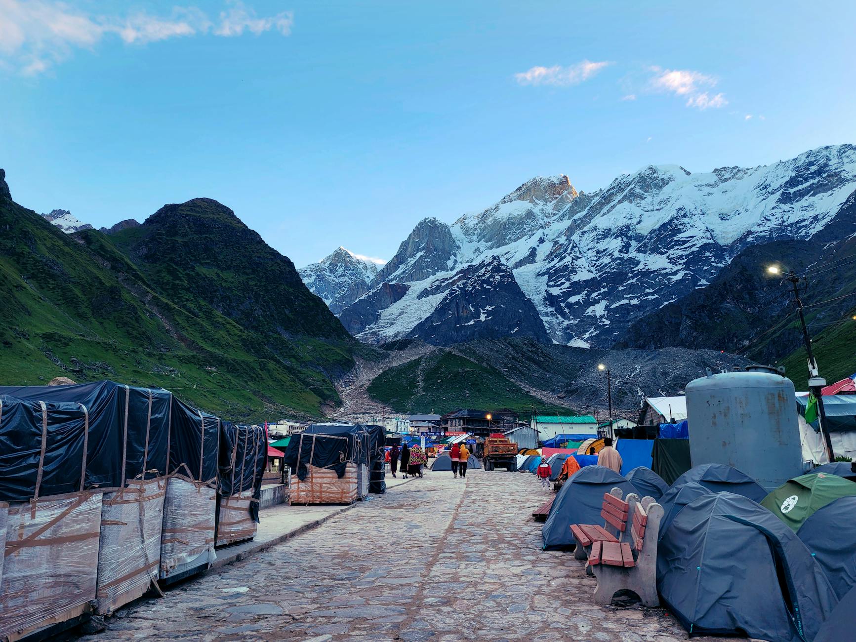 Kedarnath w Himalajach: ośnieżone szczyty i namioty przy górskiej ścieżce