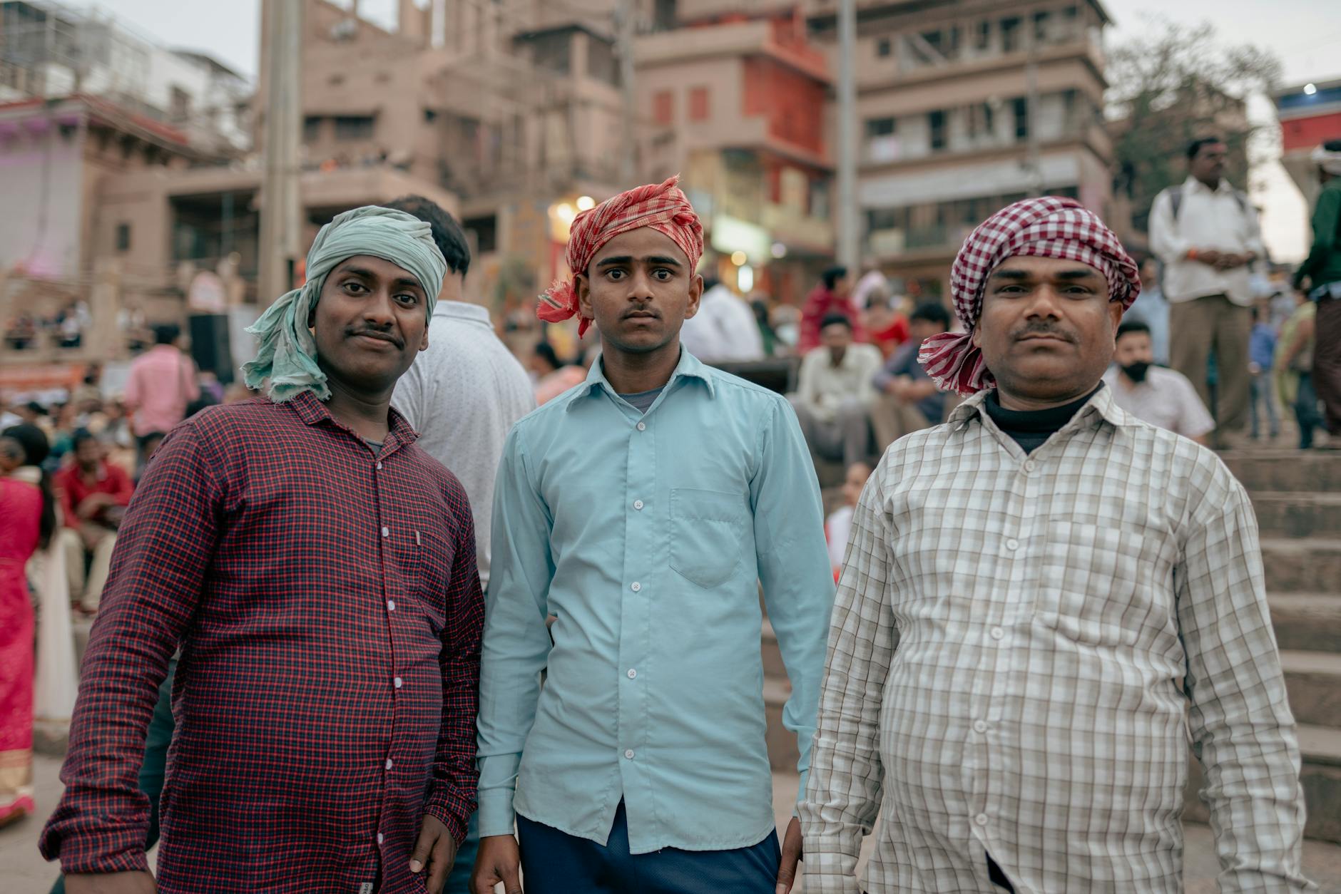 Mężczyźni w tradycyjnych turbanach na ghatach w Varanasi, Indie