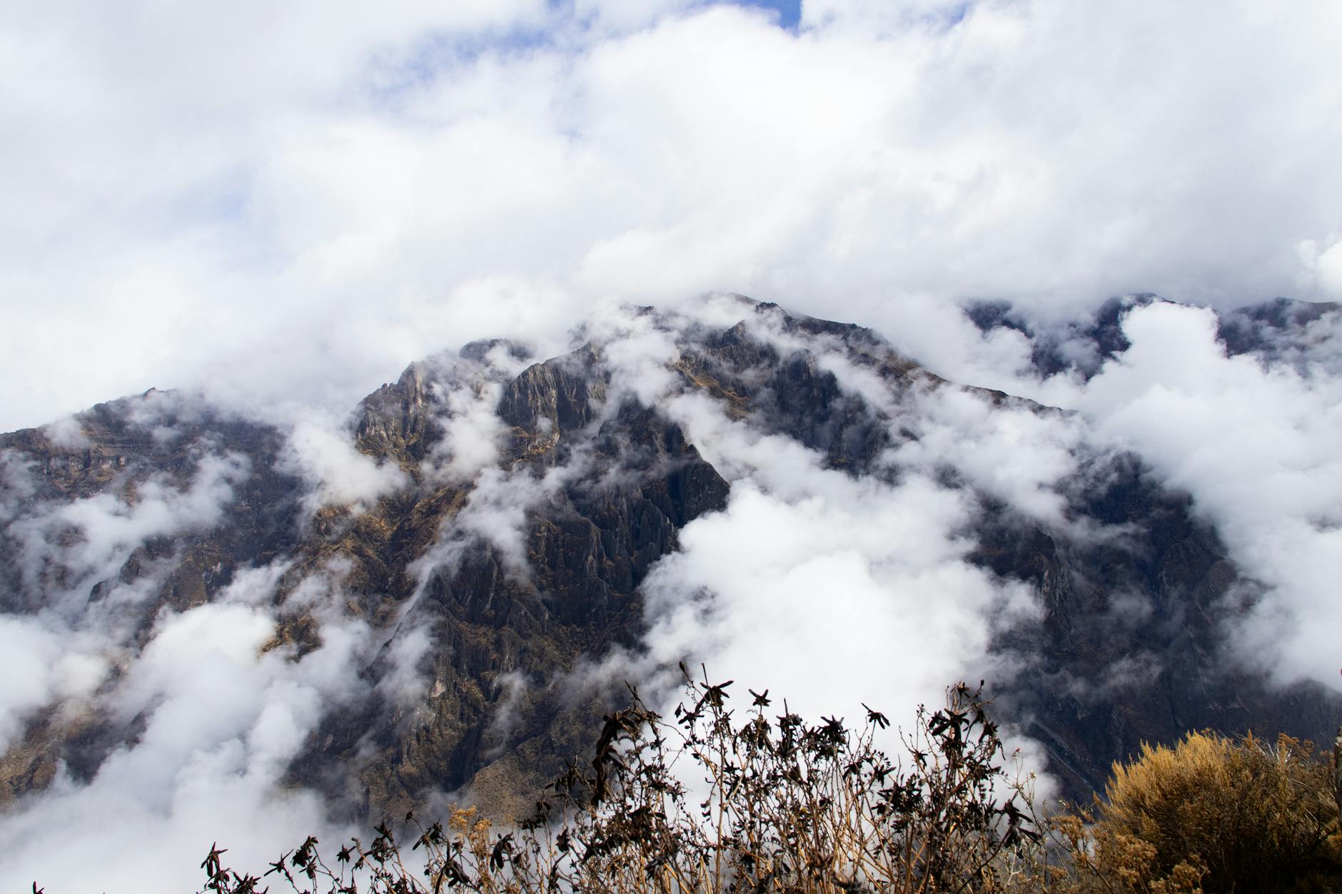 Mglista panorama gór w Cabanaconde w regionie Arequipa w Peru