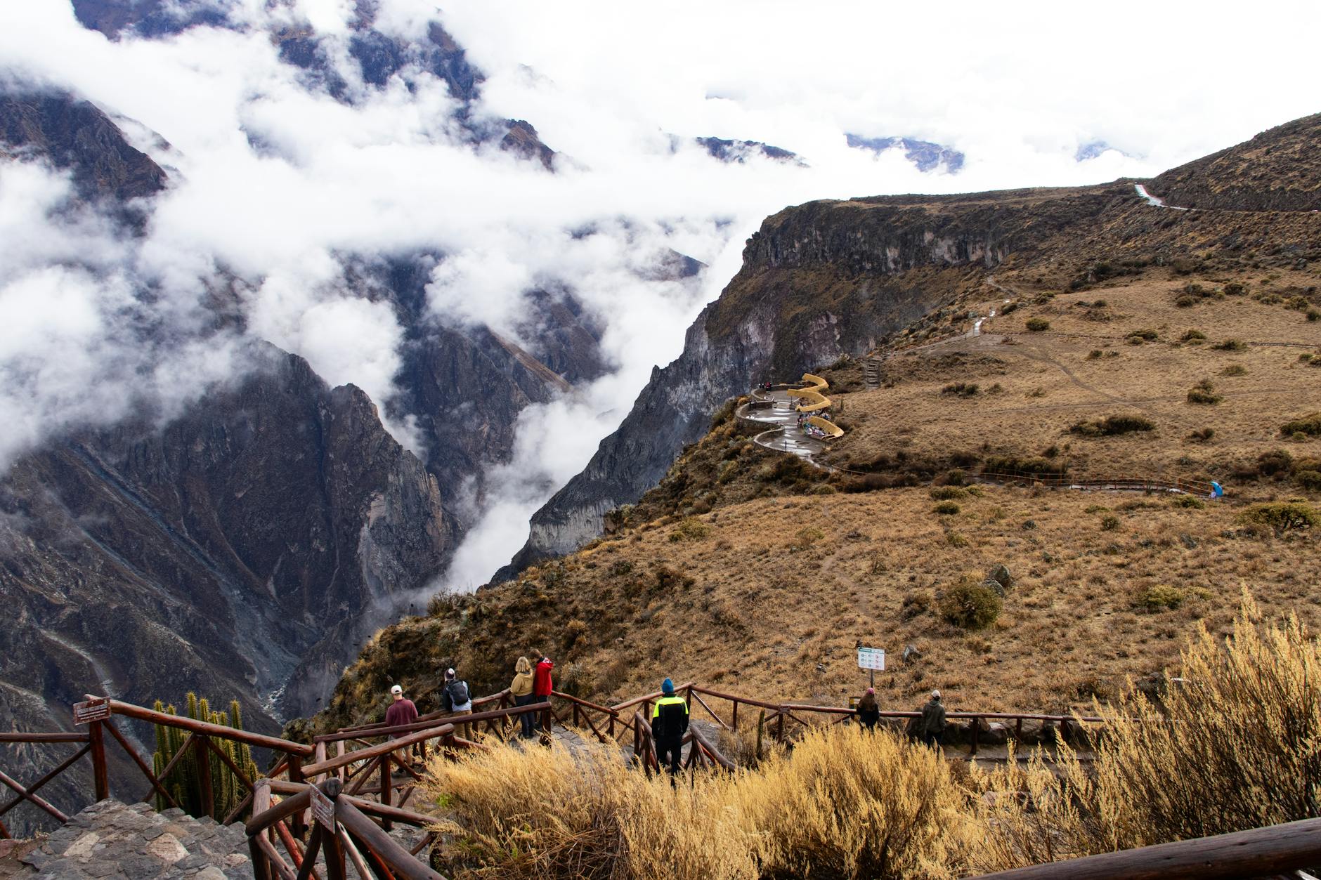 Turyści na szlaku w kanionie Colca koło Cabanaconde w Peru