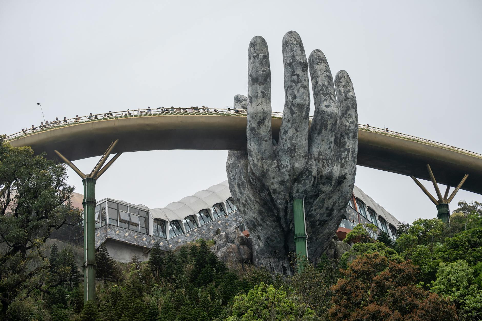 Most Złote Dłonie w Da Nang w Wietnamie, popularna atrakcja turystyczna