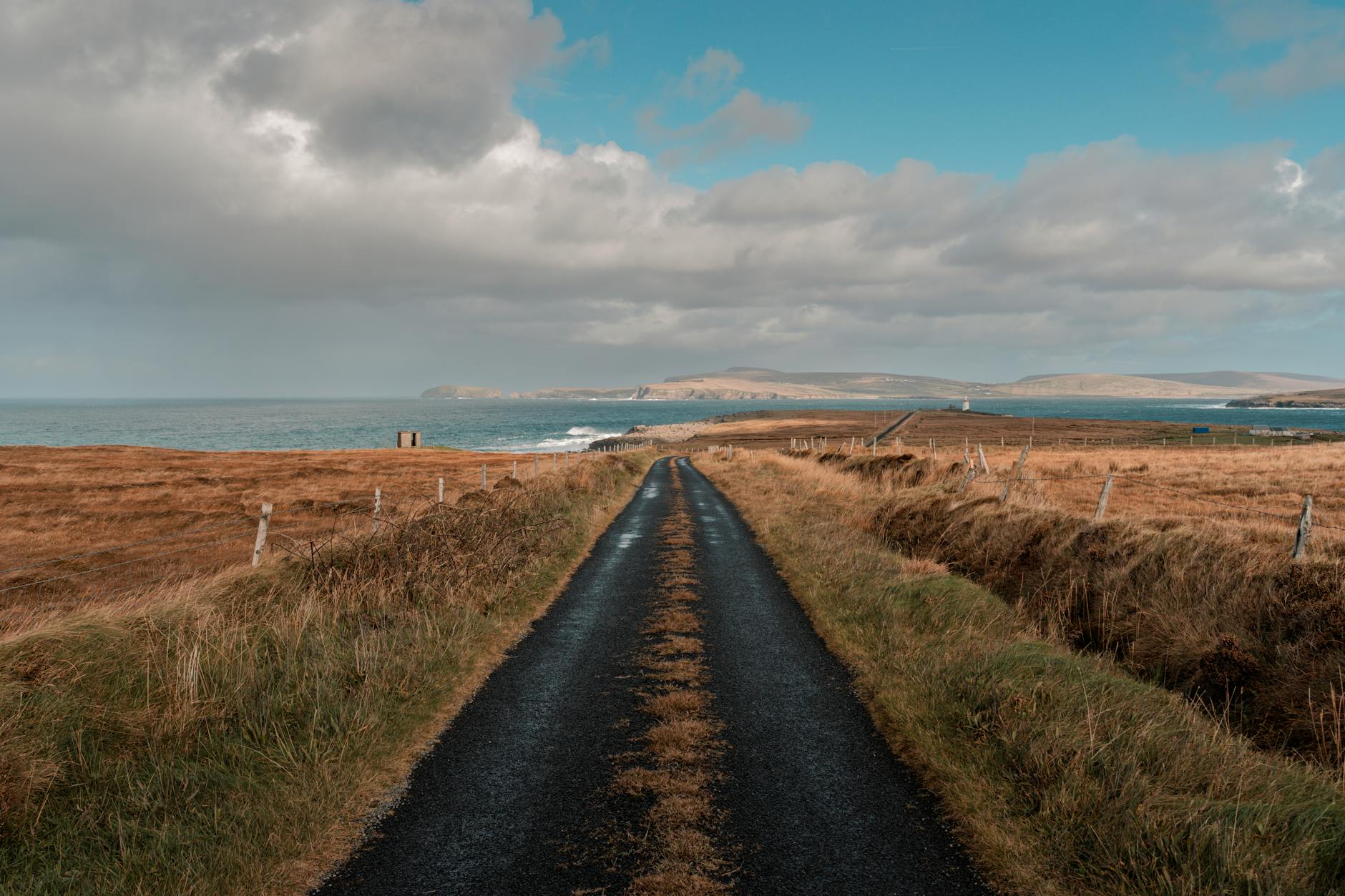 Nadmorska droga prowadząca do oceanu wśród klifów zachodniej Irlandii