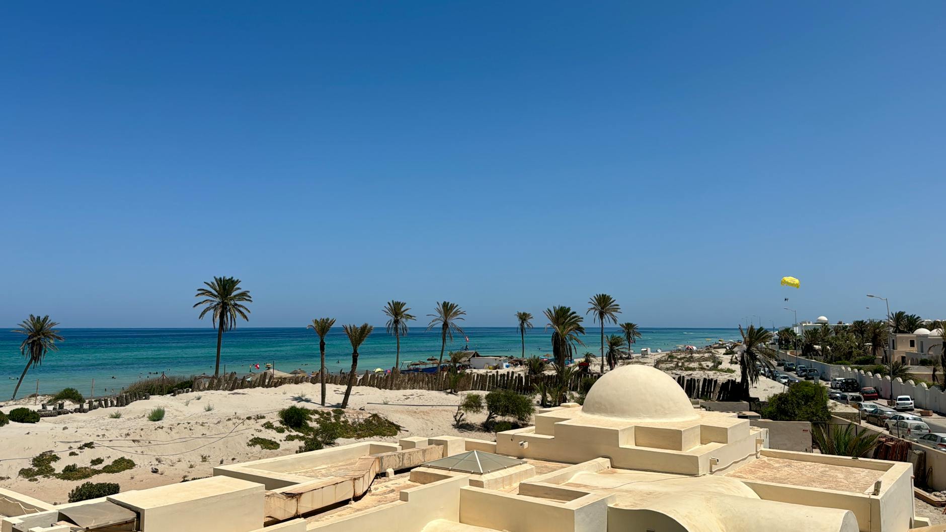 Słoneczna plaża w Tunezji w regionie Médenine z turkusowym morzem