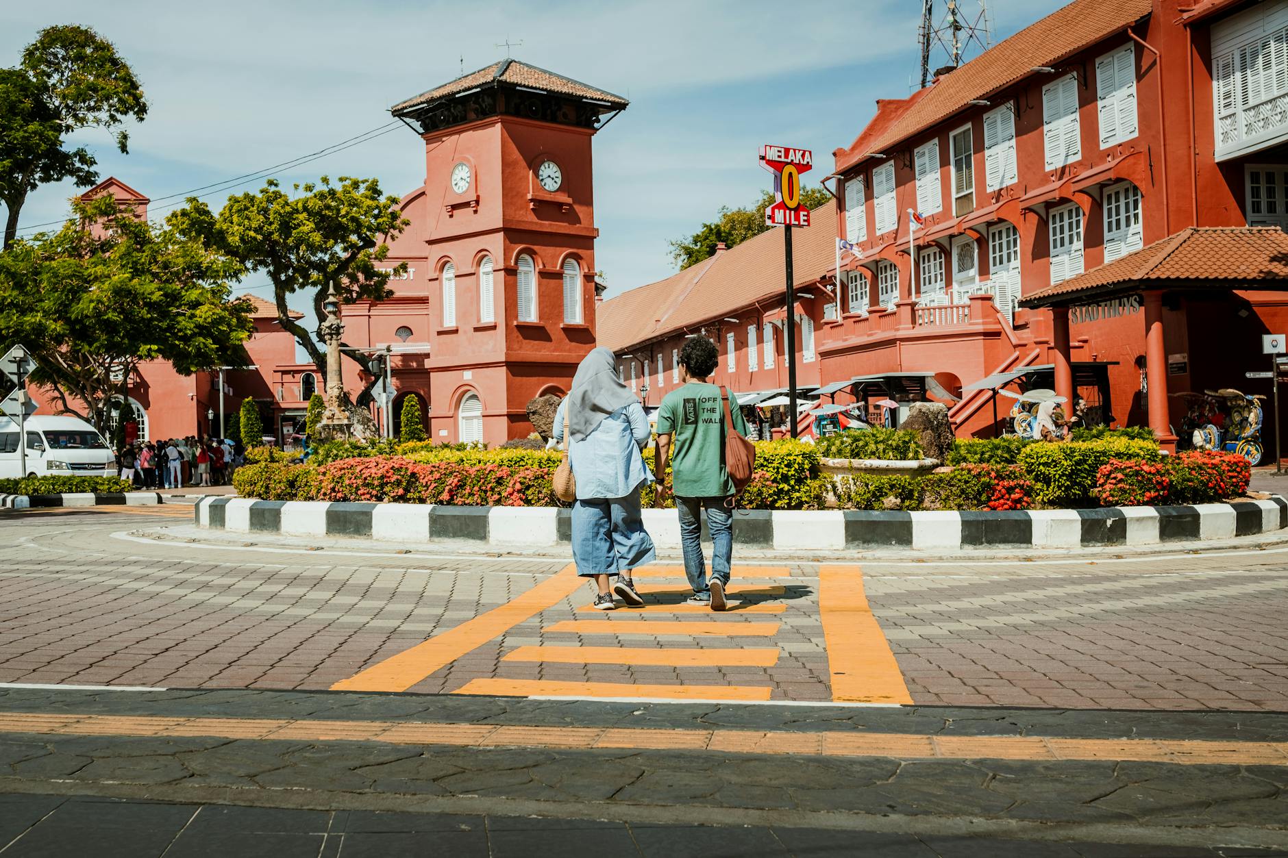 Turyści spacerują po placu Dutch Square w Malakce w Malezji