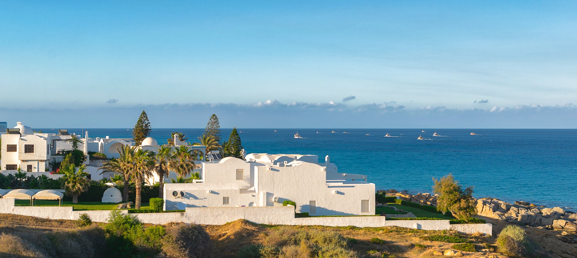 Wybrzeże Kelibii z białymi domami nad turkusowym morzem