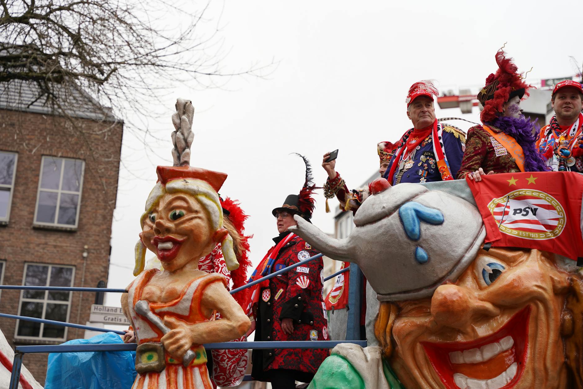 Barwny uliczny pochód w Holandii z platformami i uczestnikami w strojach Barwny uliczny pochód w Holandii z platformami i uczestnikami w strojach