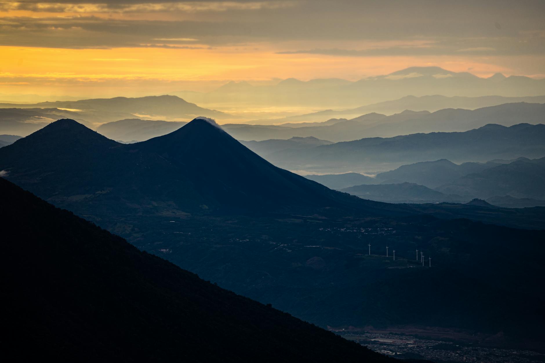 Górskie łańcuchy Gwatemali o wschodzie słońca spowite mgłą