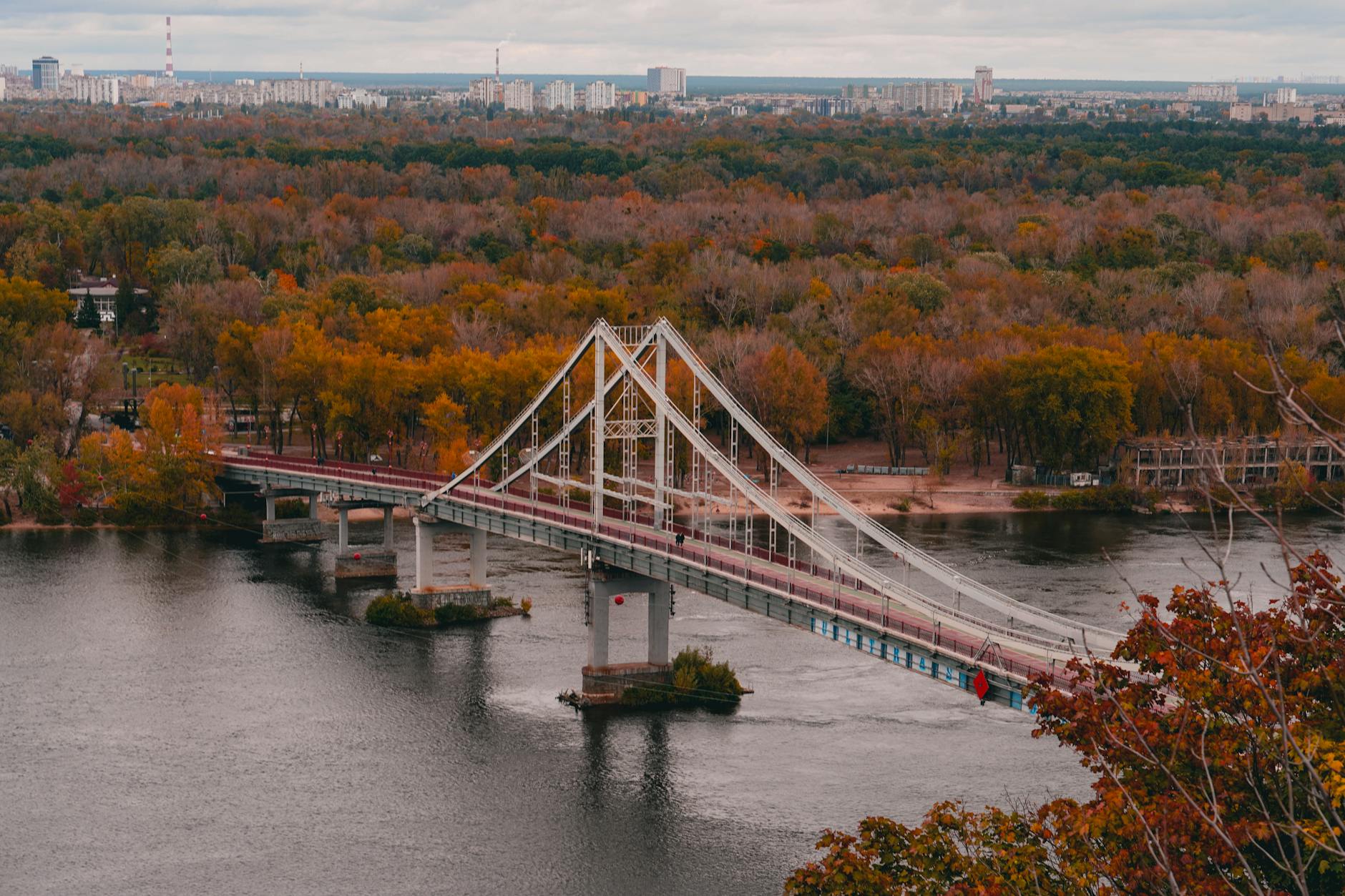 Most dla pieszych nad Dnieprem w jesiennej scenerii Kijowa
