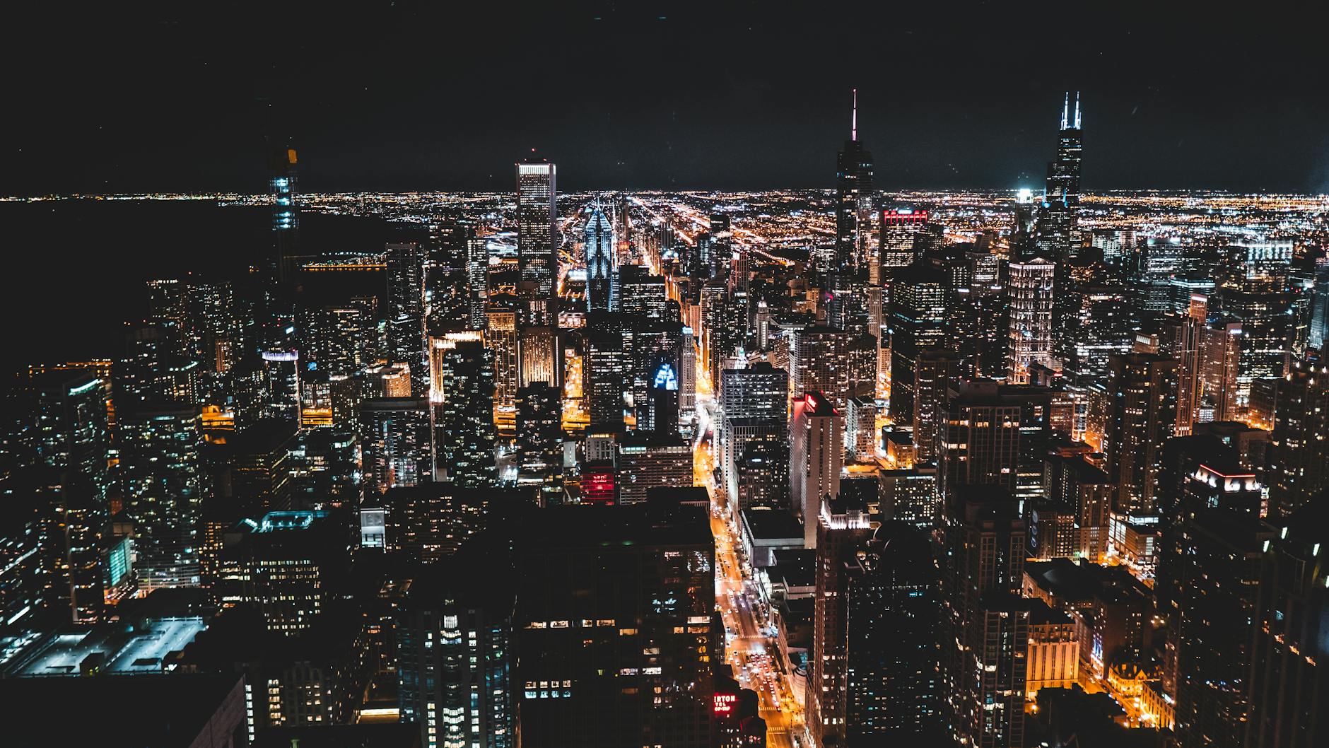 Nocna panorama Chicago z lotu ptaka, wieżowce i rozświetlone ulice
