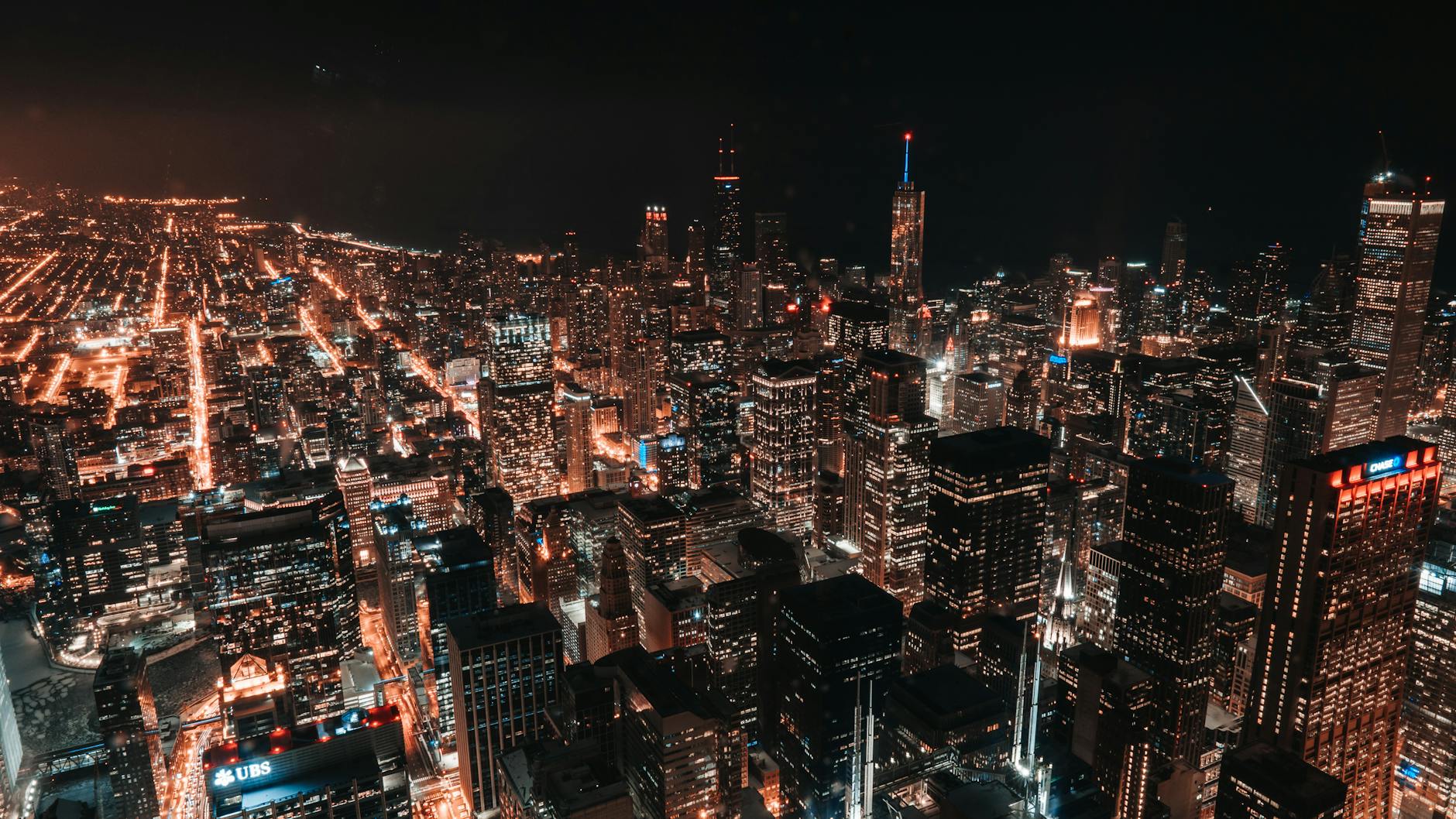 Nocna panorama Chicago z lotu ptaka z oświetlonymi wieżowcami