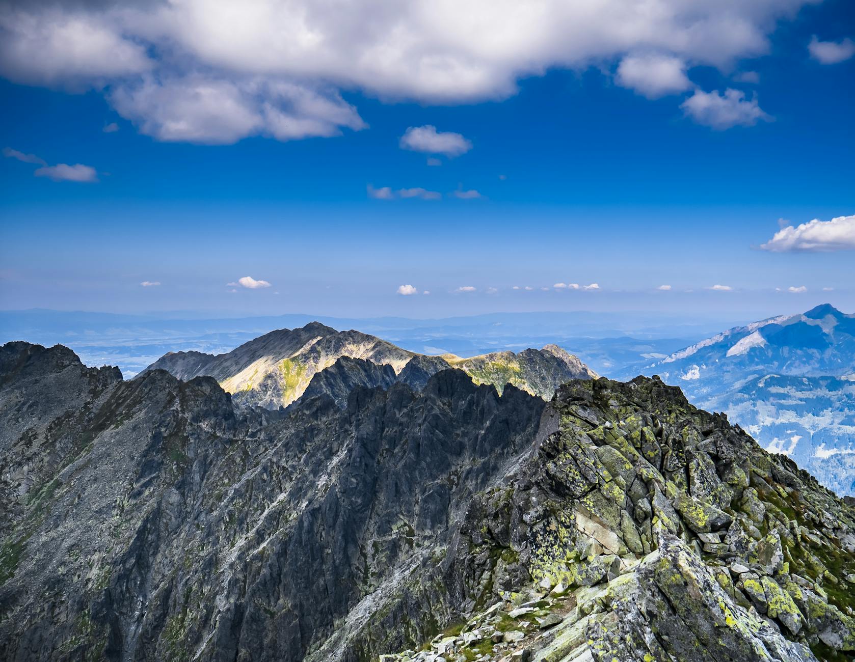 Panorama Tatr w okolicach Zakopanego w słoneczny, bezchmurny dzień