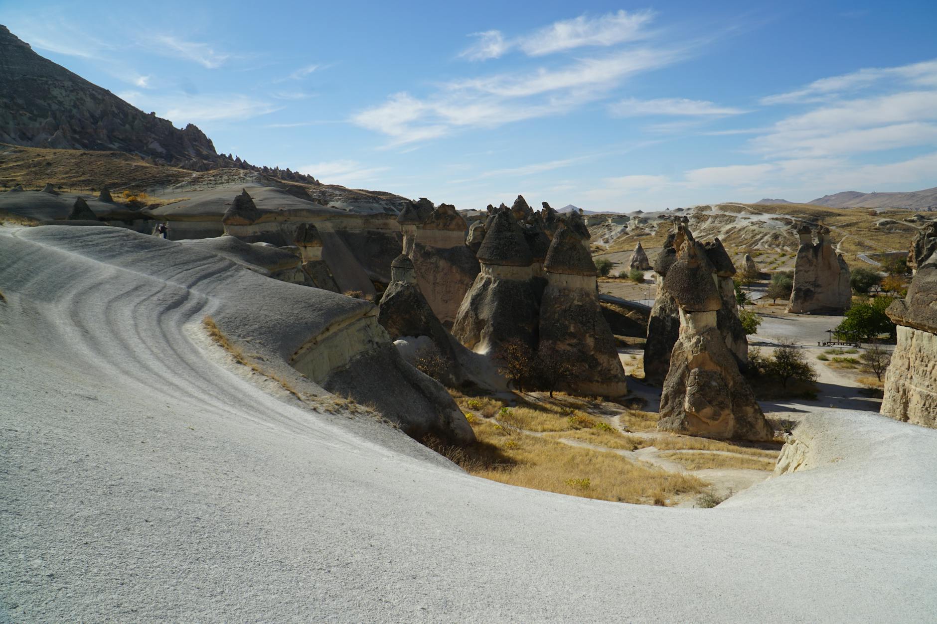 Skalne formacje Kapadocji o świcie na trasie samochodowej po Turcji