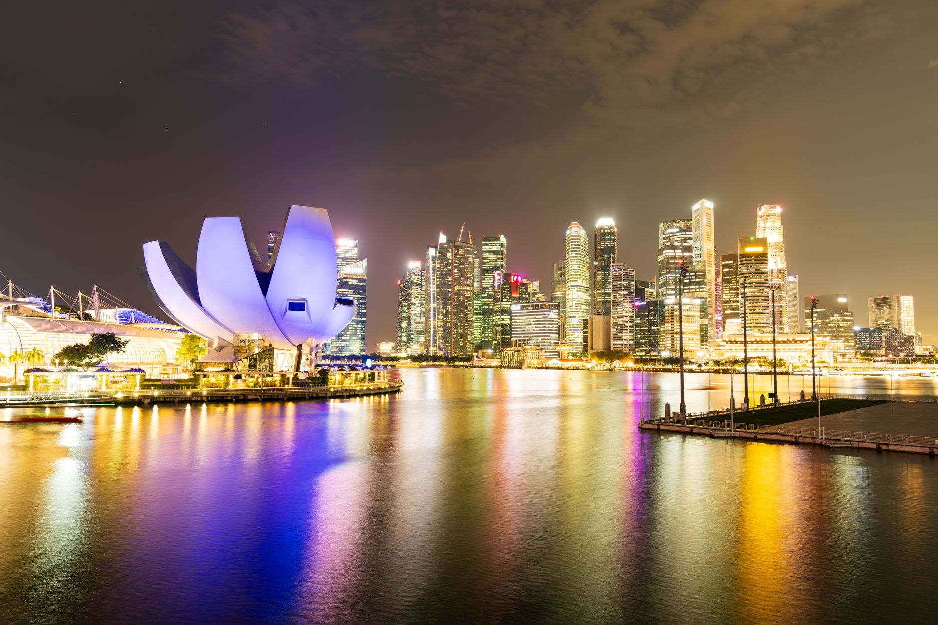 Nocna panorama Singapuru z podświetlonym Marina Bay Sands