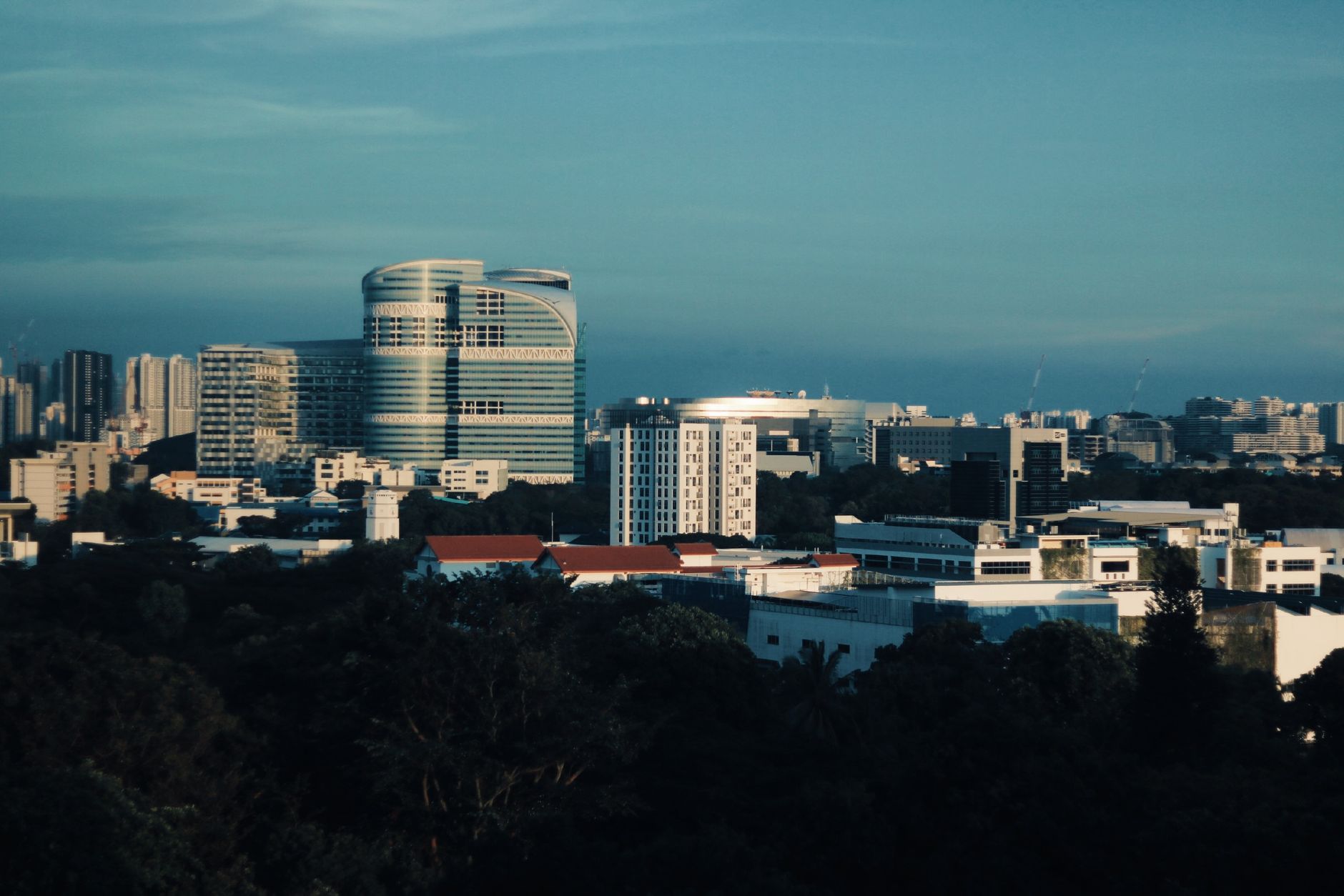 Panorama nowoczesnych wieżowców Singapuru na tle błękitnego nieba
