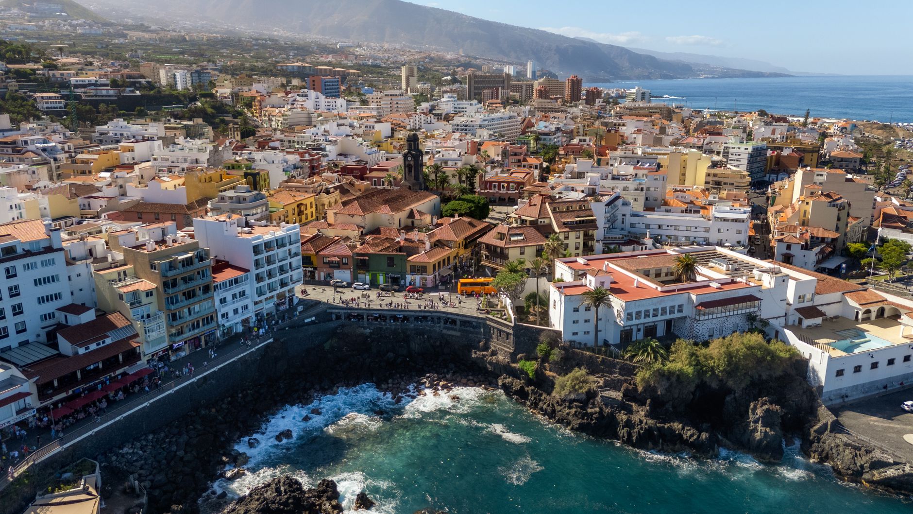 Puerto de la Cruz na Teneryfie z lotu ptaka, wybrzeże i zabudowa miasta