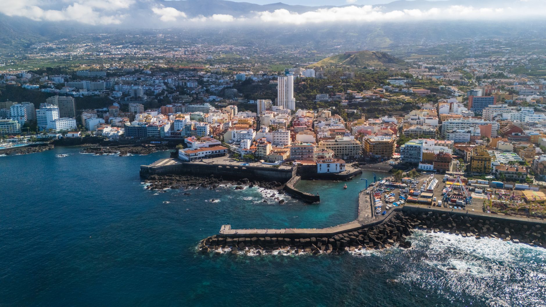 Puerto de la Cruz na Teneryfie z lotu ptaka z widokiem na ocean