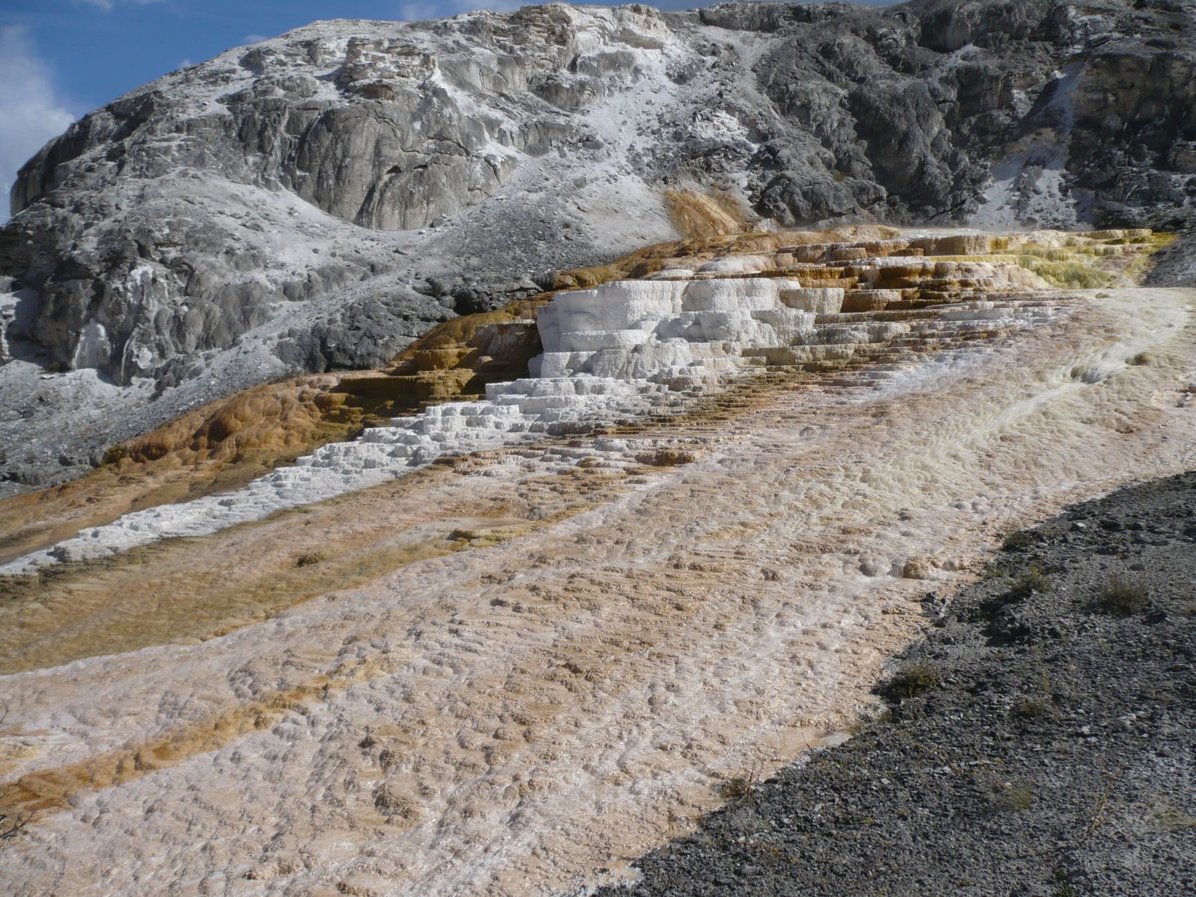 Tarasowe formacje geotermalne przypominające wapienne tarasy Pamukkale