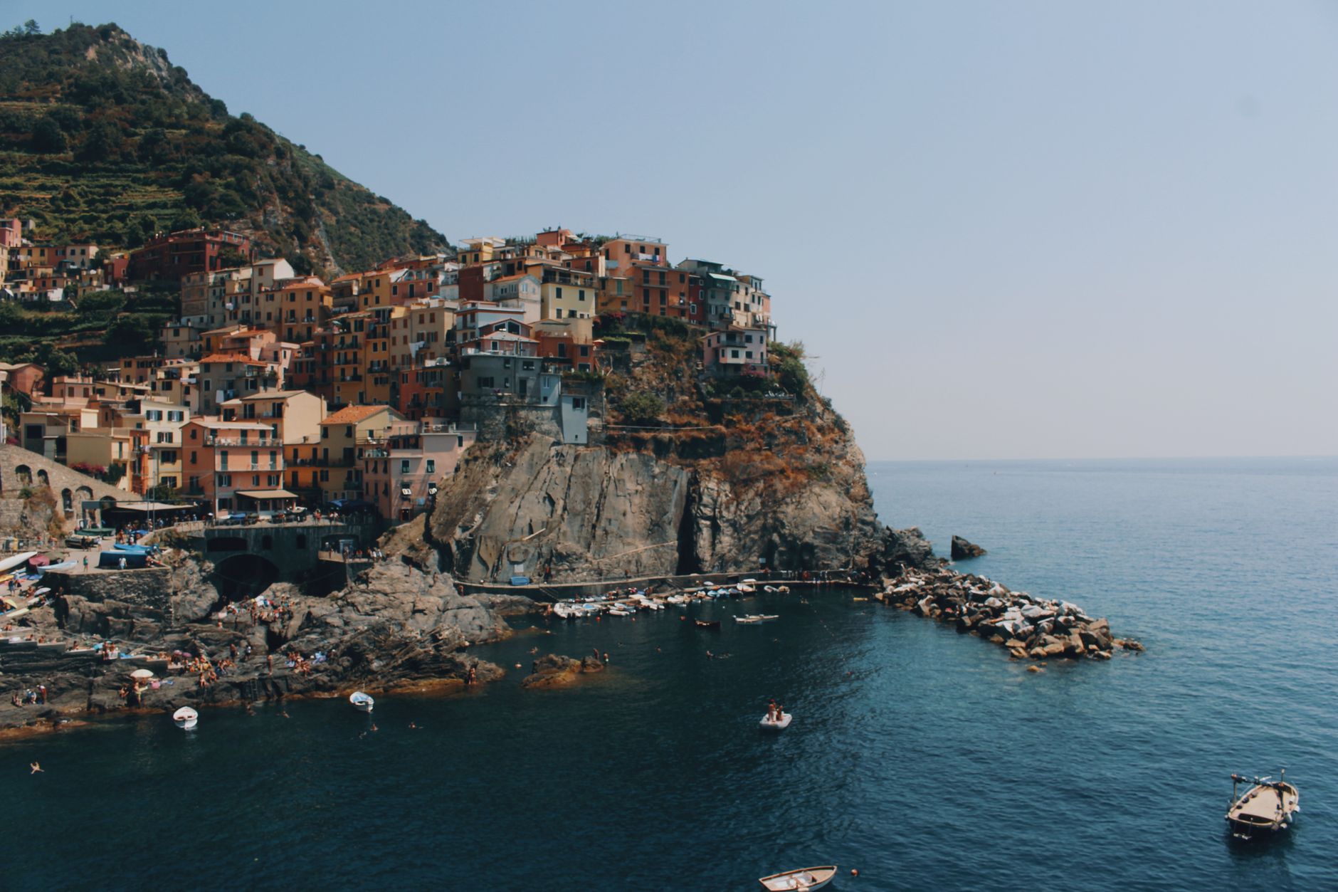 Kolorowe domy Manaroli na klifach nad morzem w Cinque Terre