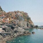 Manarola w Cinque Terre kolorowe domy na klifie nad morzem