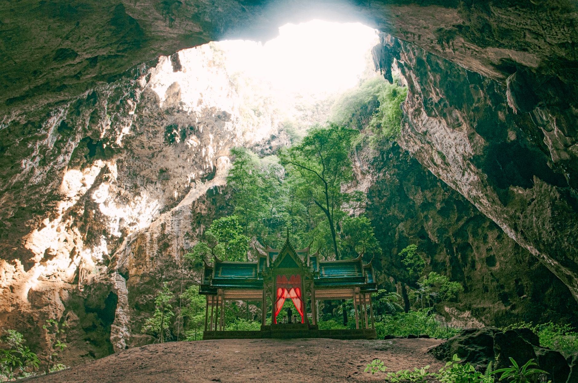Pawilon w jaskini Phraya Nakhon w parku Khao Sam Roi Yot w Tajlandii