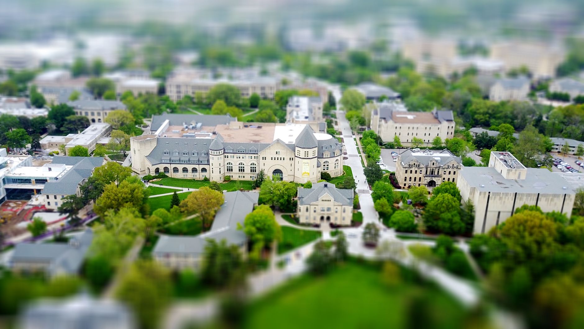 Widok z lotu ptaka na kampus Kansas State University i historyczne gmachy